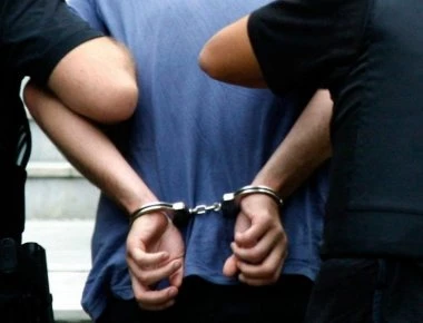 Προσωρινά κρατούμενος ο δράστης της δολοφονίας του 21χρονου έξω από νυχτερινό μαγαζί στον Πειραιά
